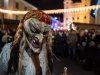 Perchtenlauf in Mondsee am 30.11.2025;  
Passen aus dem MondSeeLand und der Umgebung mit insgesamt ca. 150 Perchten versammeln sich im Ortszentrum und zeigen ihre meist handgeschnitzten Perchtenmasken.  
Foto und Copyright: Moser Albert, Fotograf, 5201 Seekirchen, Weinbergstiege 1, Tel.: 0043-676-7550526  albert.moser@sbg.at  www.moser.zenfolio.com