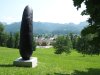 Werke von Erwin Wurm stehen im Sommer 2025 im Kaiserpark von Bad Ischl.