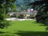 Werke von Erwin Wurm stehen im Sommer 2025 im Kaiserpark von Bad Ischl.