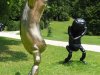 Werke von Erwin Wurm stehen im Sommer 2025 im Kaiserpark von Bad Ischl.
