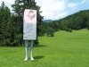 Werke von Erwin Wurm stehen im Sommer 2025 im Kaiserpark von Bad Ischl.