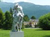 Werke von Erwin Wurm stehen im Sommer 2025 im Kaiserpark von Bad Ischl.