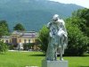 Werke von Erwin Wurm stehen im Sommer 2025 im Kaiserpark von Bad Ischl.
