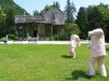 Werke von Erwin Wurm stehen im Sommer 2025 im Kaiserpark von Bad Ischl.
