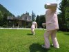 Werke von Erwin Wurm stehen im Sommer 2025 im Kaiserpark von Bad Ischl.