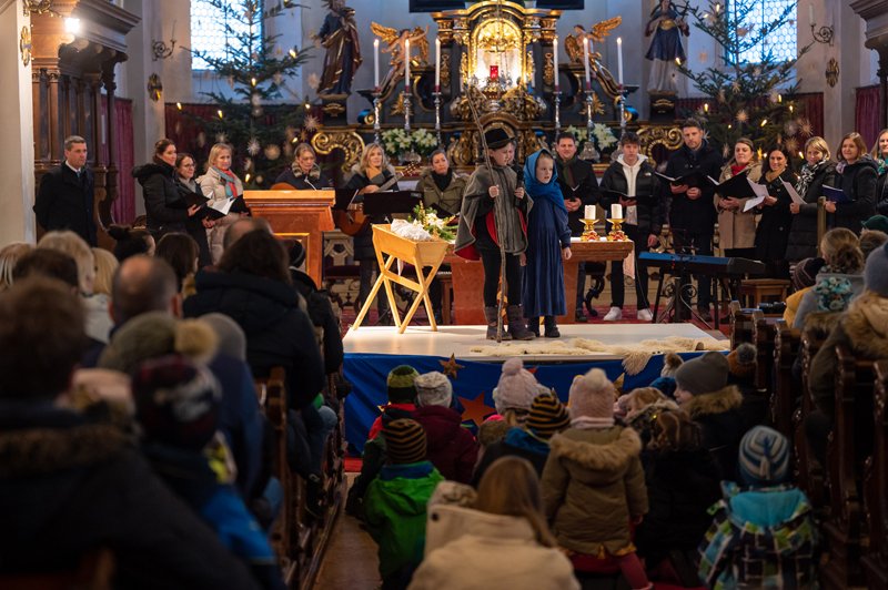 Krippenspiel der Theatergruppe
Seekirchen in der Pfarrkirche Seekirchen am 24.12.2022  
Foto und Copyright: Moser Albert, Fotograf, 5201 Seekirchen, Weinbergstiege 1, Tel.: 0043-676-7550526 mailto:albert.moser@sbg.at  www.moser.zenfolio.com