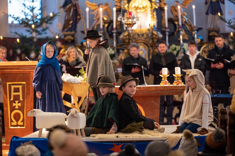 Krippenspiel der Theatergruppe
Seekirchen in der Pfarrkirche Seekirchen am 24.12.2022  
Foto und Copyright: Moser Albert, Fotograf, 5201 Seekirchen, Weinbergstiege 1, Tel.: 0043-676-7550526 mailto:albert.moser@sbg.at  www.moser.zenfolio.com