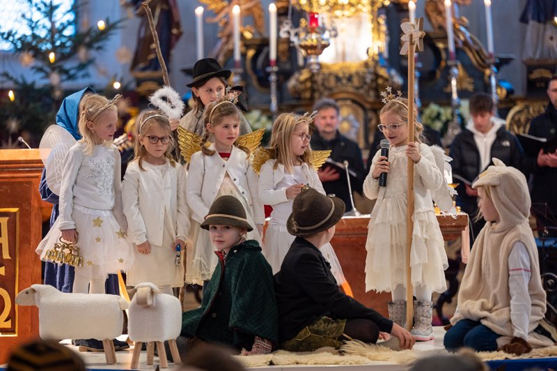 Krippenspiel der Theatergruppe
Seekirchen in der Pfarrkirche Seekirchen am 24.12.2022  
Foto und Copyright: Moser Albert, Fotograf, 5201 Seekirchen, Weinbergstiege 1, Tel.: 0043-676-7550526 mailto:albert.moser@sbg.at  www.moser.zenfolio.com