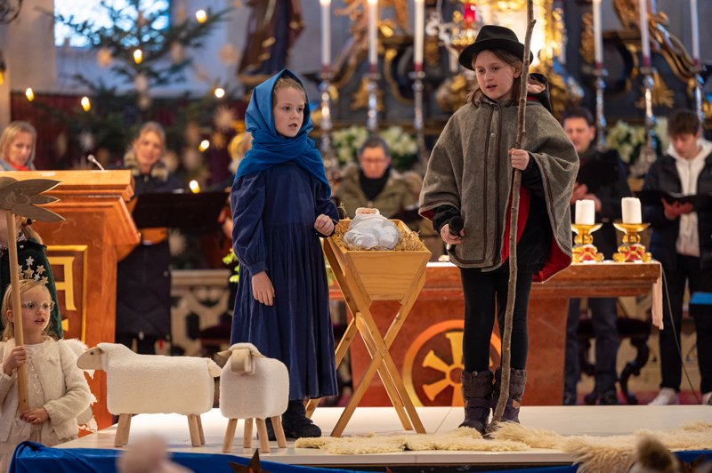 Krippenspiel der Theatergruppe
Seekirchen in der Pfarrkirche Seekirchen am 24.12.2022  
Foto und Copyright: Moser Albert, Fotograf, 5201 Seekirchen, Weinbergstiege 1, Tel.: 0043-676-7550526 mailto:albert.moser@sbg.at  www.moser.zenfolio.com