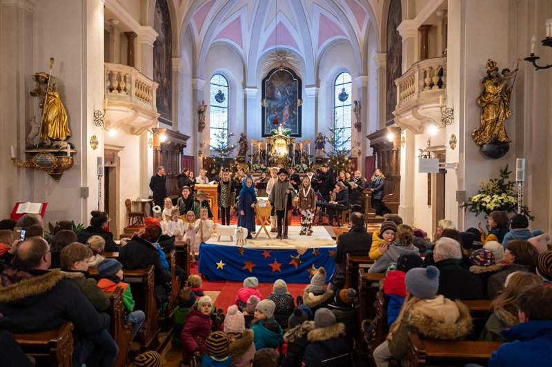 Krippenspiel der Theatergruppe
Seekirchen in der Pfarrkirche Seekirchen am 24.12.2022  
Foto und Copyright: Moser Albert, Fotograf, 5201 Seekirchen, Weinbergstiege 1, Tel.: 0043-676-7550526 mailto:albert.moser@sbg.at  www.moser.zenfolio.com