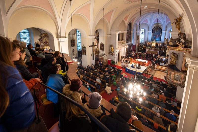 Krippenspiel der Theatergruppe
Seekirchen in der Pfarrkirche Seekirchen am 24.12.2022  
Foto und Copyright: Moser Albert, Fotograf, 5201 Seekirchen, Weinbergstiege 1, Tel.: 0043-676-7550526 mailto:albert.moser@sbg.at  www.moser.zenfolio.com