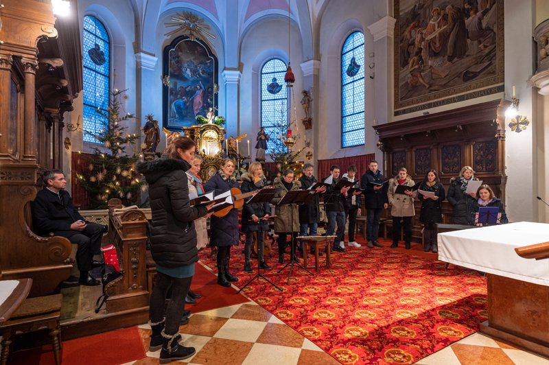 Krippenspiel der Theatergruppe
Seekirchen in der Pfarrkirche Seekirchen am 24.12.2022  
Foto und Copyright: Moser Albert, Fotograf, 5201 Seekirchen, Weinbergstiege 1, Tel.: 0043-676-7550526 mailto:albert.moser@sbg.at  www.moser.zenfolio.com