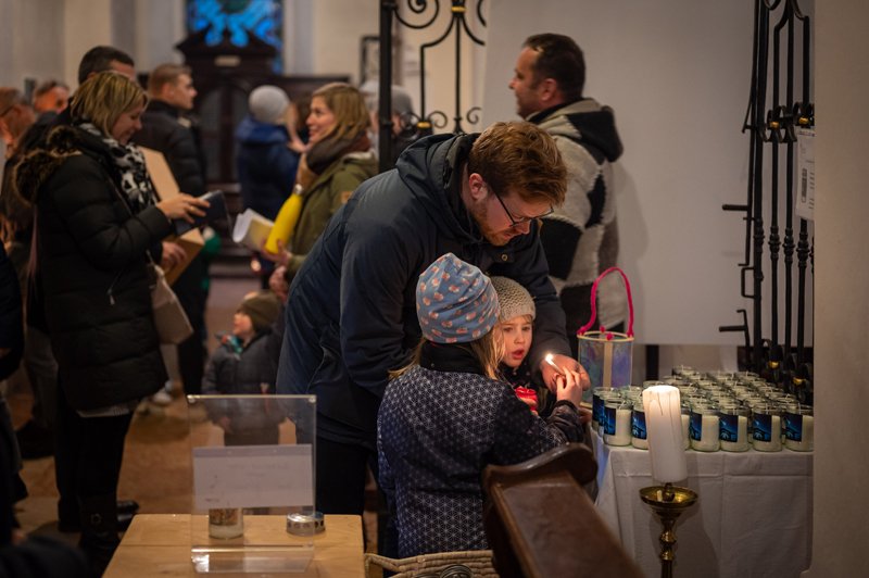 Krippenspiel der Theatergruppe
Seekirchen in der Pfarrkirche Seekirchen am 24.12.2022  
Foto und Copyright: Moser Albert, Fotograf, 5201 Seekirchen, Weinbergstiege 1, Tel.: 0043-676-7550526 mailto:albert.moser@sbg.at  www.moser.zenfolio.com