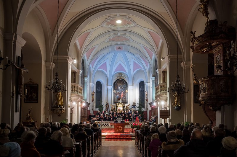 Adventkonzert der Liedertafel Seekirchen in der Stiftskirche Seekirchen am 08.12.2019 unter der Leitung von Sanja Brankovic. GÃ¤ste:  Blech x 4 und das FlÃ¶tenensemble um Bernhard Girardi   
Foto und Copyright: Moser Albert, Fotograf, 5201 Seekirchen, Weinbergstiege 1, Tel.: 0043-676-7550526 mailto:albert.moser@sbg.at  www.moser.zenfolio.com