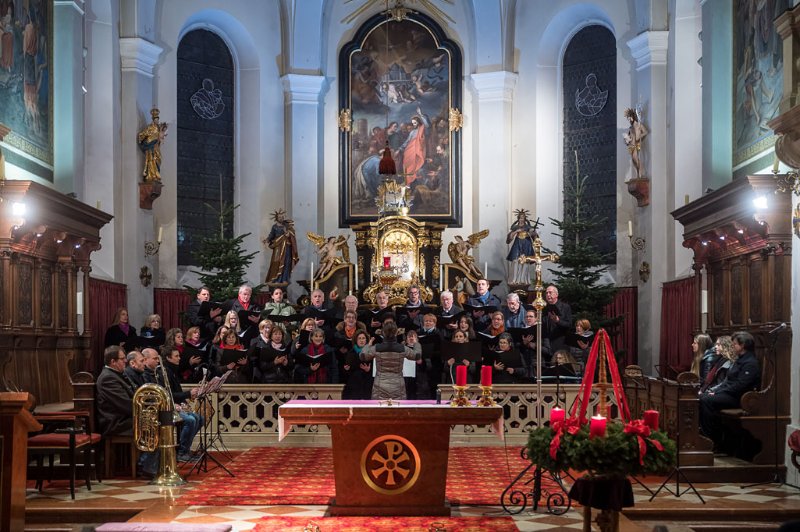 Adventkonzert der Liedertafel Seekirchen in der Stiftskirche Seekirchen am 08.12.2019 unter der Leitung von Sanja Brankovic. GÃ¤ste:  Blech x 4 und das FlÃ¶tenensemble um Bernhard Girardi   
Foto und Copyright: Moser Albert, Fotograf, 5201 Seekirchen, Weinbergstiege 1, Tel.: 0043-676-7550526 mailto:albert.moser@sbg.at  www.moser.zenfolio.com