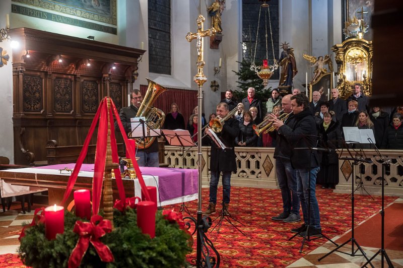 Adventkonzert der Liedertafel Seekirchen in der Stiftskirche Seekirchen am 08.12.2019 unter der Leitung von Sanja Brankovic. GÃ¤ste:  Blech x 4 und das FlÃ¶tenensemble um Bernhard Girardi   
Foto und Copyright: Moser Albert, Fotograf, 5201 Seekirchen, Weinbergstiege 1, Tel.: 0043-676-7550526 mailto:albert.moser@sbg.at  www.moser.zenfolio.com