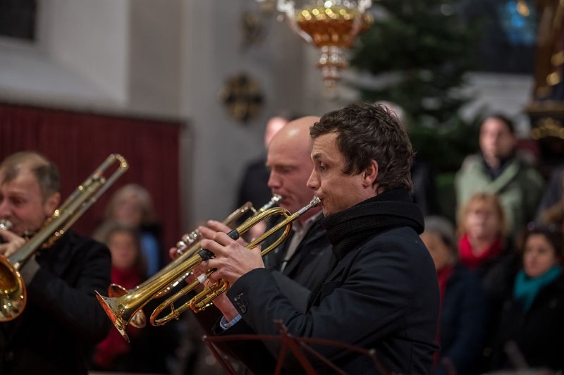 Adventkonzert der Liedertafel Seekirchen in der Stiftskirche Seekirchen am 08.12.2019 unter der Leitung von Sanja Brankovic. GÃ¤ste:  Blech x 4 und das FlÃ¶tenensemble um Bernhard Girardi   
Foto und Copyright: Moser Albert, Fotograf, 5201 Seekirchen, Weinbergstiege 1, Tel.: 0043-676-7550526 mailto:albert.moser@sbg.at  www.moser.zenfolio.com