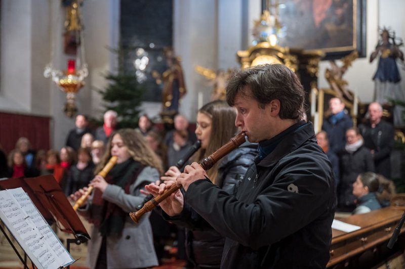 Adventkonzert der Liedertafel Seekirchen in der Stiftskirche Seekirchen am 08.12.2019 unter der Leitung von Sanja Brankovic. GÃ¤ste:  Blech x 4 und das FlÃ¶tenensemble um Bernhard Girardi   
Foto und Copyright: Moser Albert, Fotograf, 5201 Seekirchen, Weinbergstiege 1, Tel.: 0043-676-7550526 mailto:albert.moser@sbg.at  www.moser.zenfolio.com