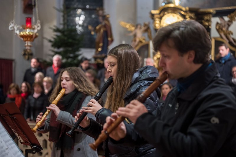 Adventkonzert der Liedertafel Seekirchen in der Stiftskirche Seekirchen am 08.12.2019 unter der Leitung von Sanja Brankovic. GÃ¤ste:  Blech x 4 und das FlÃ¶tenensemble um Bernhard Girardi   
Foto und Copyright: Moser Albert, Fotograf, 5201 Seekirchen, Weinbergstiege 1, Tel.: 0043-676-7550526 mailto:albert.moser@sbg.at  www.moser.zenfolio.com