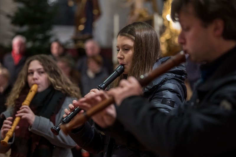 Adventkonzert der Liedertafel Seekirchen in der Stiftskirche Seekirchen am 08.12.2019 unter der Leitung von Sanja Brankovic. GÃ¤ste:  Blech x 4 und das FlÃ¶tenensemble um Bernhard Girardi   
Foto und Copyright: Moser Albert, Fotograf, 5201 Seekirchen, Weinbergstiege 1, Tel.: 0043-676-7550526 mailto:albert.moser@sbg.at  www.moser.zenfolio.com