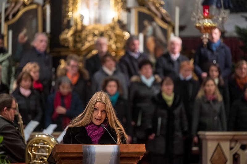 Adventkonzert der Liedertafel Seekirchen in der Stiftskirche Seekirchen am 08.12.2019 unter der Leitung von Sanja Brankovic. GÃ¤ste:  Blech x 4 und das FlÃ¶tenensemble um Bernhard Girardi   
Foto und Copyright: Moser Albert, Fotograf, 5201 Seekirchen, Weinbergstiege 1, Tel.: 0043-676-7550526 mailto:albert.moser@sbg.at  www.moser.zenfolio.com