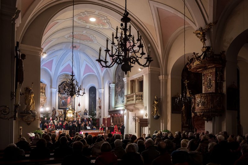 Adventkonzert der Liedertafel Seekirchen in der Stiftskirche Seekirchen am 08.12.2019 unter der Leitung von Sanja Brankovic. GÃ¤ste:  Blech x 4 und das FlÃ¶tenensemble um Bernhard Girardi   
Foto und Copyright: Moser Albert, Fotograf, 5201 Seekirchen, Weinbergstiege 1, Tel.: 0043-676-7550526 mailto:albert.moser@sbg.at  www.moser.zenfolio.com