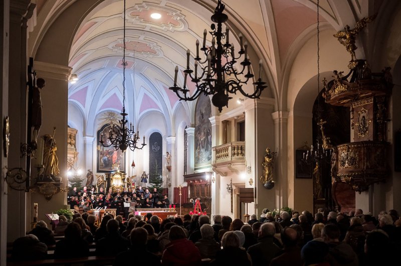 Adventkonzert der Liedertafel Seekirchen in der Stiftskirche Seekirchen am 08.12.2019 unter der Leitung von Sanja Brankovic. GÃ¤ste:  Blech x 4 und das FlÃ¶tenensemble um Bernhard Girardi   
Foto und Copyright: Moser Albert, Fotograf, 5201 Seekirchen, Weinbergstiege 1, Tel.: 0043-676-7550526 mailto:albert.moser@sbg.at  www.moser.zenfolio.com