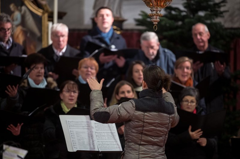 Adventkonzert der Liedertafel Seekirchen in der Stiftskirche Seekirchen am 08.12.2019 unter der Leitung von Sanja Brankovic. GÃ¤ste:  Blech x 4 und das FlÃ¶tenensemble um Bernhard Girardi   
Foto und Copyright: Moser Albert, Fotograf, 5201 Seekirchen, Weinbergstiege 1, Tel.: 0043-676-7550526 mailto:albert.moser@sbg.at  www.moser.zenfolio.com