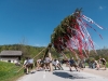 Maibaumaufstellen bei der WaschlmÃ¼hle in Ebenau am 01.05.2019, organisiert vom Trachtenverein "D'Stoawandler" Ebenau;  
Foto und Copyright: Moser Albert