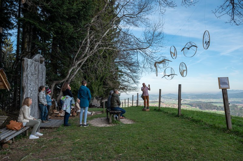 Vernissage zur Kunstinstallation von Franz GÃRG (Neumarkt) am Buchberg bei der Aussichtsplattform am 13.04.2022  
Foto und Copyright: Moser Albert, Fotograf, 5201 Seekirchen, Weinbergstiege 1, Tel.: 0043-676-7550526 mailto:albert.moser@sbg.at  www.moser.zenfolio.com