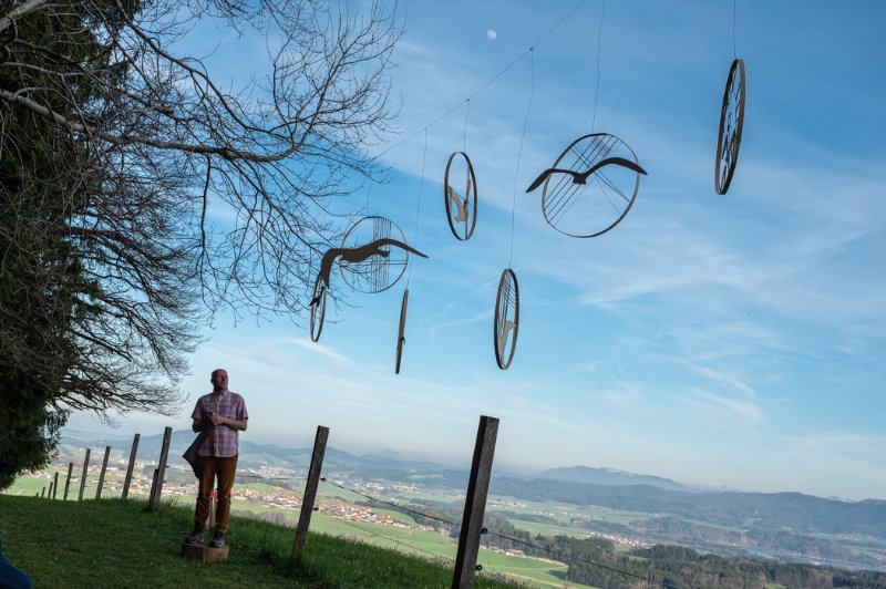 Vernissage zur Kunstinstallation von Franz GÃRG (Neumarkt) am Buchberg bei der Aussichtsplattform am 13.04.2022  
Foto und Copyright: Moser Albert, Fotograf, 5201 Seekirchen, Weinbergstiege 1, Tel.: 0043-676-7550526 mailto:albert.moser@sbg.at  www.moser.zenfolio.com