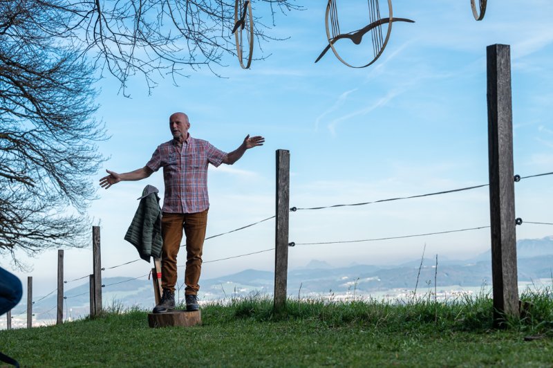 Vernissage zur Kunstinstallation von Franz GÃRG (Neumarkt) am Buchberg bei der Aussichtsplattform am 13.04.2022  
Foto und Copyright: Moser Albert, Fotograf, 5201 Seekirchen, Weinbergstiege 1, Tel.: 0043-676-7550526 mailto:albert.moser@sbg.at  www.moser.zenfolio.com