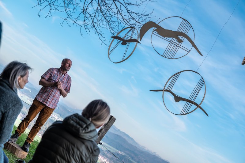 Vernissage zur Kunstinstallation von Franz GÃRG (Neumarkt) am Buchberg bei der Aussichtsplattform am 13.04.2022  
Foto und Copyright: Moser Albert, Fotograf, 5201 Seekirchen, Weinbergstiege 1, Tel.: 0043-676-7550526 mailto:albert.moser@sbg.at  www.moser.zenfolio.com