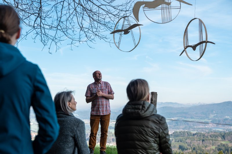 Vernissage zur Kunstinstallation von Franz GÃRG (Neumarkt) am Buchberg bei der Aussichtsplattform am 13.04.2022  
Foto und Copyright: Moser Albert, Fotograf, 5201 Seekirchen, Weinbergstiege 1, Tel.: 0043-676-7550526 mailto:albert.moser@sbg.at  www.moser.zenfolio.com