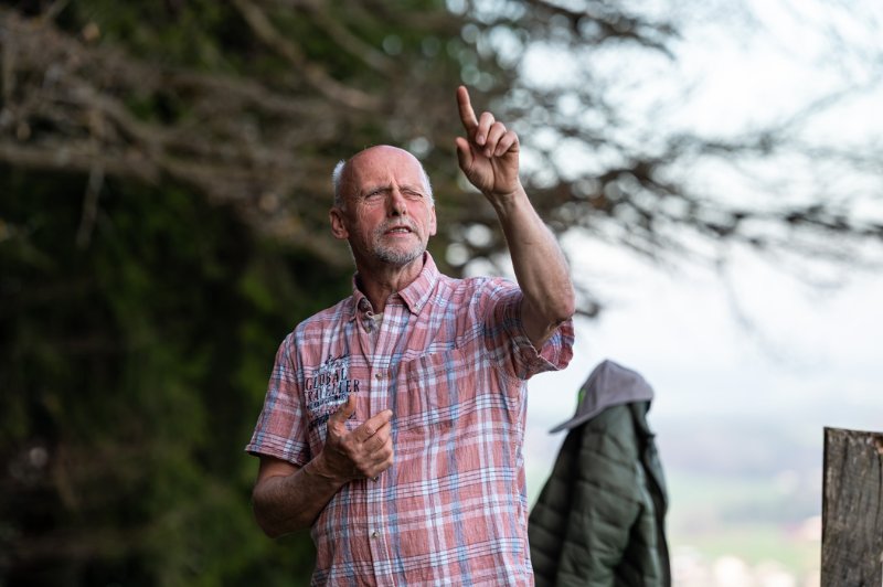 Vernissage zur Kunstinstallation von Franz GÃRG (Neumarkt) am Buchberg bei der Aussichtsplattform am 13.04.2022  
Foto und Copyright: Moser Albert, Fotograf, 5201 Seekirchen, Weinbergstiege 1, Tel.: 0043-676-7550526 mailto:albert.moser@sbg.at  www.moser.zenfolio.com