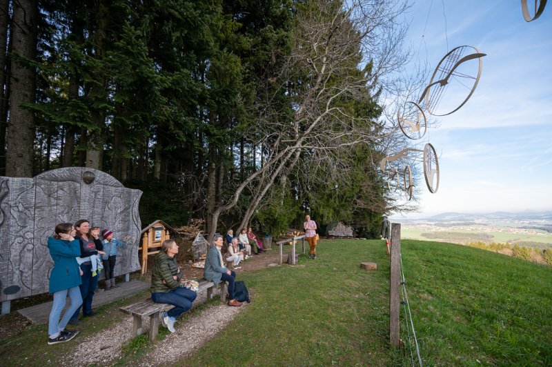 Vernissage zur Kunstinstallation von Franz GÃRG (Neumarkt) am Buchberg bei der Aussichtsplattform am 13.04.2022  
Foto und Copyright: Moser Albert, Fotograf, 5201 Seekirchen, Weinbergstiege 1, Tel.: 0043-676-7550526 mailto:albert.moser@sbg.at  www.moser.zenfolio.com