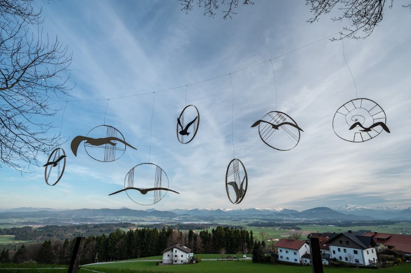 Vernissage zur Kunstinstallation von Franz GÃRG (Neumarkt) am Buchberg bei der Aussichtsplattform am 13.04.2022  
Foto und Copyright: Moser Albert, Fotograf, 5201 Seekirchen, Weinbergstiege 1, Tel.: 0043-676-7550526 mailto:albert.moser@sbg.at  www.moser.zenfolio.com