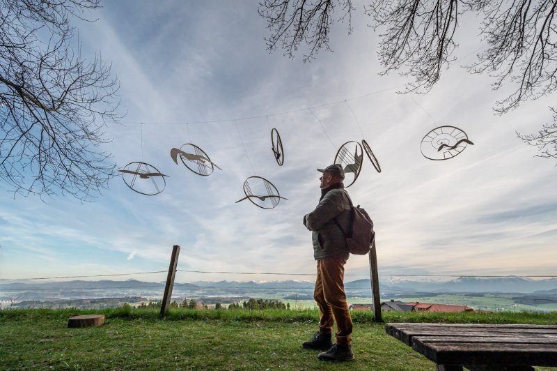 Vernissage zur Kunstinstallation von Franz GÃRG (Neumarkt) am Buchberg bei der Aussichtsplattform am 13.04.2022  
Foto und Copyright: Moser Albert, Fotograf, 5201 Seekirchen, Weinbergstiege 1, Tel.: 0043-676-7550526 mailto:albert.moser@sbg.at  www.moser.zenfolio.com