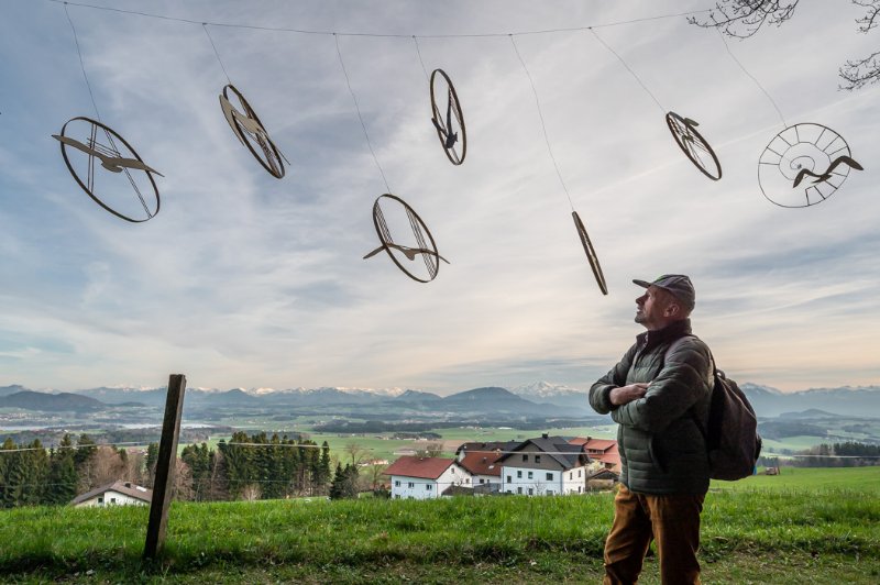 Vernissage zur Kunstinstallation von Franz GÃRG (Neumarkt) am Buchberg bei der Aussichtsplattform am 13.04.2022  
Foto und Copyright: Moser Albert, Fotograf, 5201 Seekirchen, Weinbergstiege 1, Tel.: 0043-676-7550526 mailto:albert.moser@sbg.at  www.moser.zenfolio.com