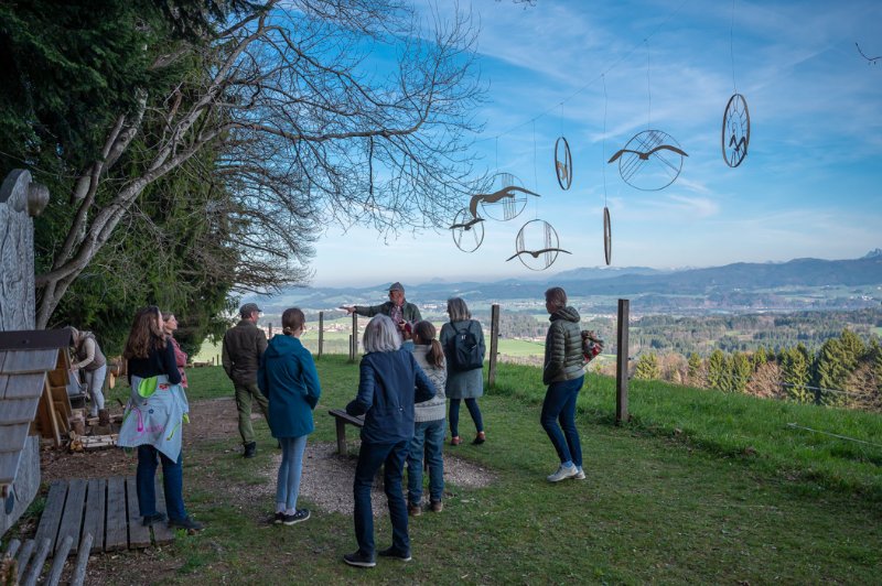 Vernissage zur Kunstinstallation von Franz GÃRG (Neumarkt) am Buchberg bei der Aussichtsplattform am 13.04.2022  
Foto und Copyright: Moser Albert, Fotograf, 5201 Seekirchen, Weinbergstiege 1, Tel.: 0043-676-7550526 mailto:albert.moser@sbg.at  www.moser.zenfolio.com