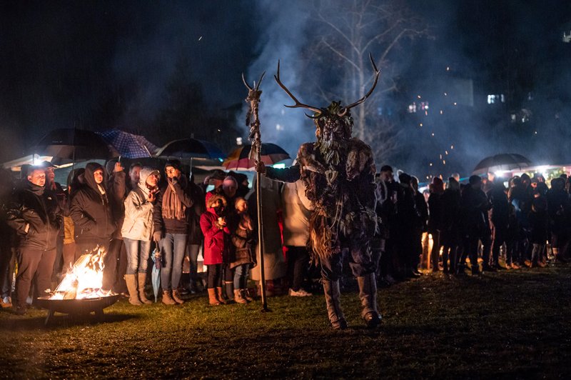 Die 3. Rauhnacht in Henndorf am Wallersee am 26.12.2022, veranstaltet von der Stoawandlpass und den Flachgauer Perchten.
Mitwirkende: PrangerschÃ¼tzen Henndorf, Kinderchor der Volksschule, HandwerksstÃ¤nde und Gastgruppen die Ihre Perchten und verschiedenen Figuren zur Schau stellen.  
Foto und Copyright: Moser Albert, Fotograf, 5201 Seekirchen, Weinbergstiege 1, Tel.: 0043-676-7550526 mailto:albert.moser@sbg.at  www.moser.zenfolio.com